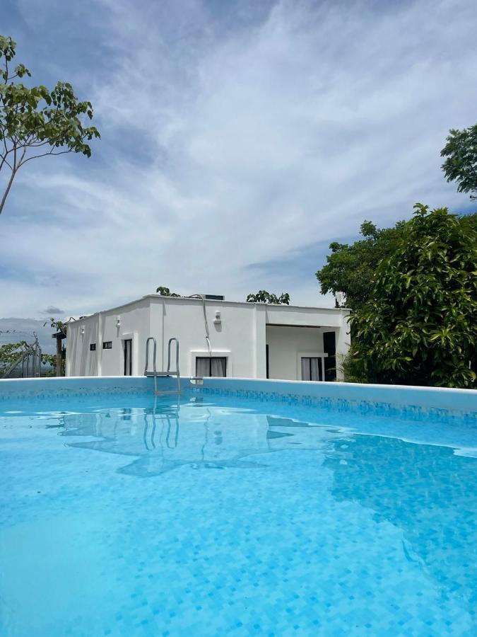 Cabana Campestre Con Piscina En La Hacienda Napoles Doradal Exterior foto